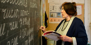 Регионы стали дополнительно урезать зарплаты педагогов