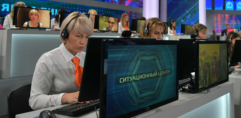 Учителя и врачи хотят достучаться до прямой линии