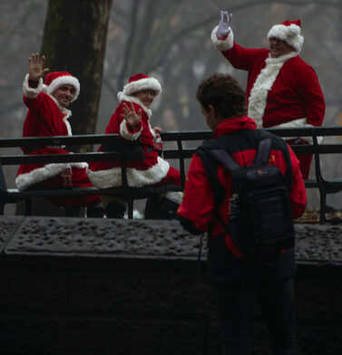 Мир отмечает Рождество сумбурно, как никогда